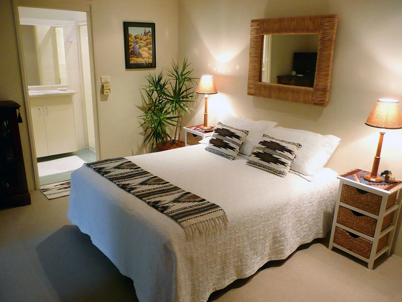 Gemütliches Bett im Hotel, Coffs Harbour, Australien.