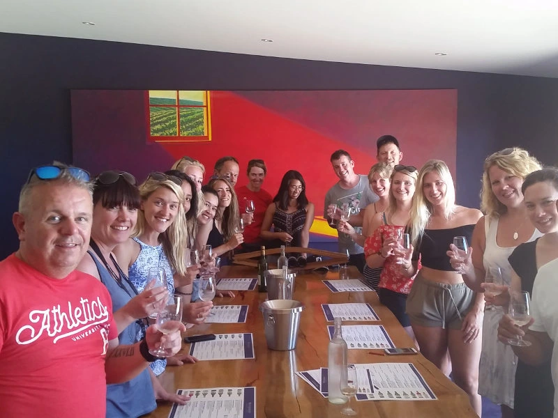 wine-tasting in der Gruppe in Australien