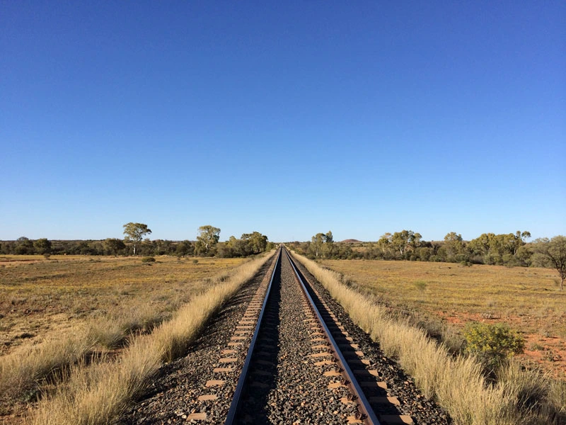 Zuggleise in der Landschaft Australiens