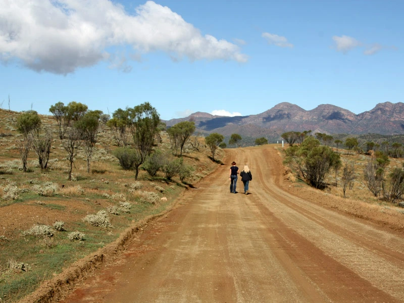 Personen machen eine Wanderung in den Flinders Ranges in Australien.