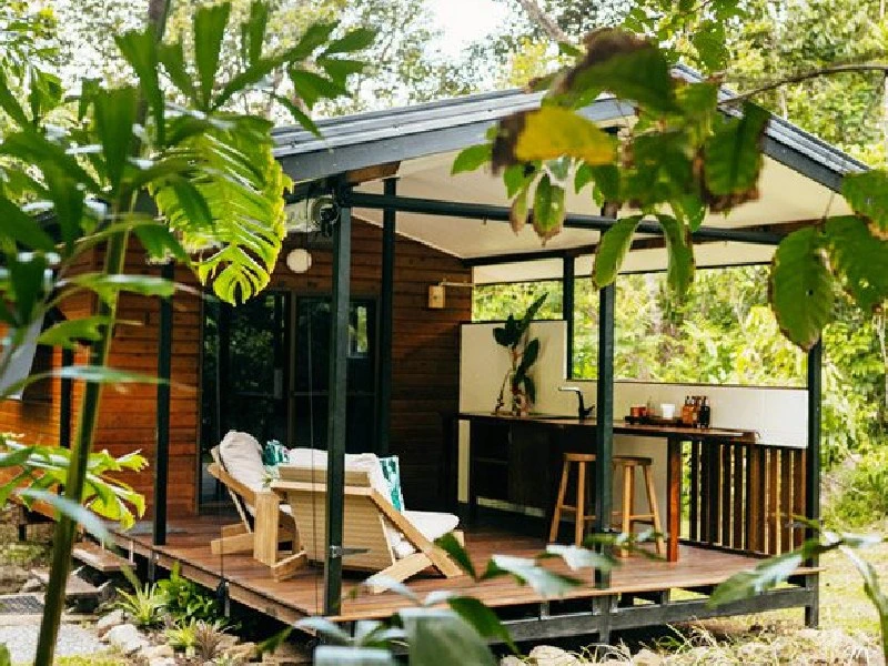 Außenansicht des Cottage mit Terrasse am Cape Trib in Australien