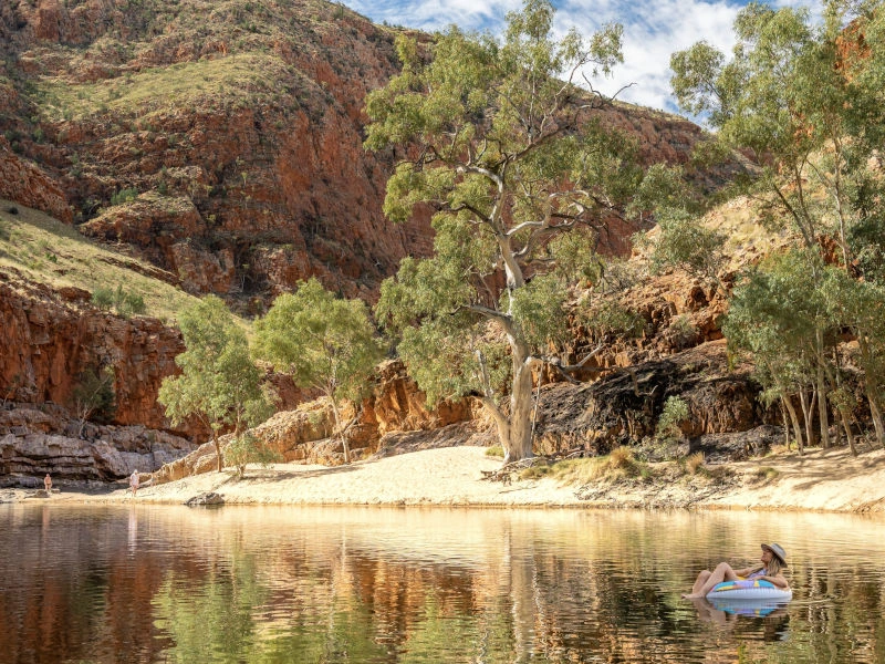 Frau in einem Schwimmreifen in der Ormiston Gorge in Australien.
