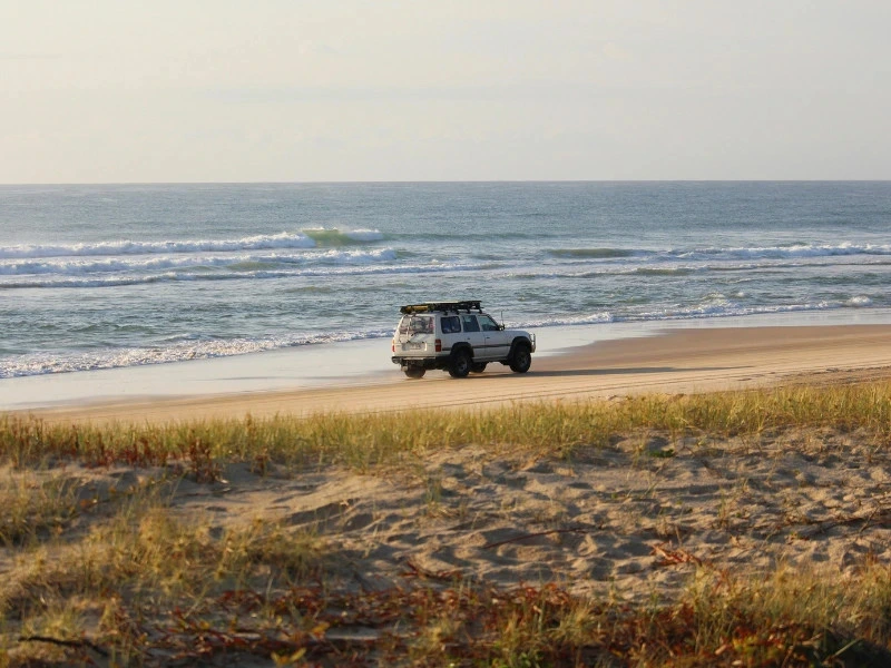 Allradfahrzeug am Strand