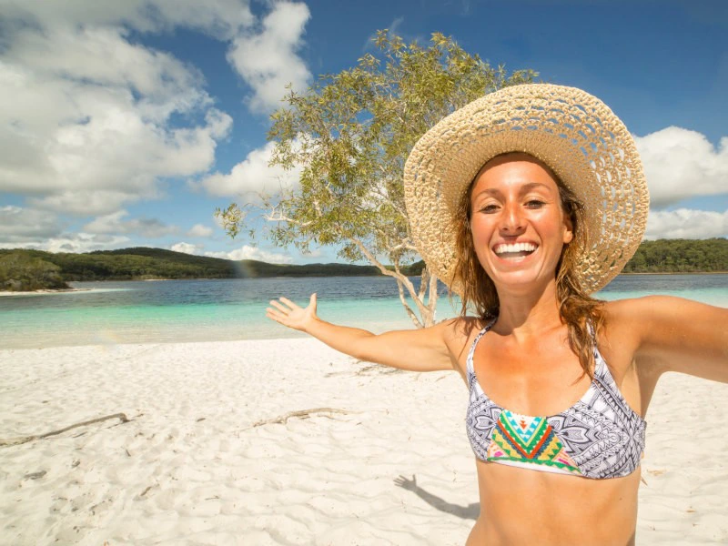 Frau am Lake McKenzie