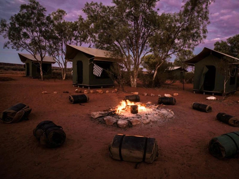 Australia-outback-group-tourkingscreekstation-campfire