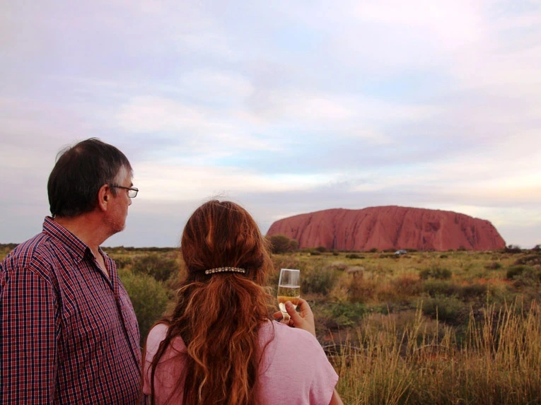 Ein Glas Sekt beim Sonnenuntergang am Ayers Rock