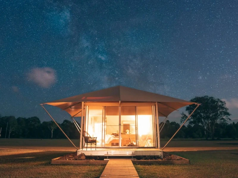 Glampingzelt und Sternenhimmel