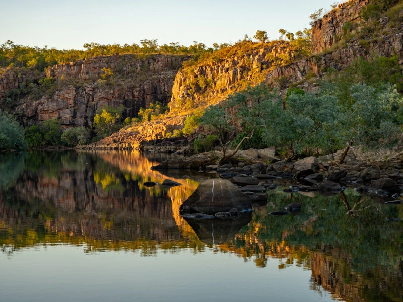 Die Katherine Gorge spiegelt sich im Wasser in Australien.