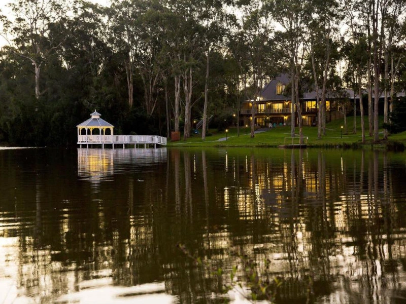 See vor der Unterkunft in Batemans Bay, in dem sich Lichter spiegeln, Australien.