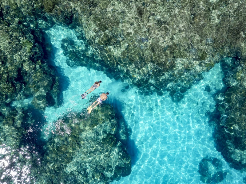 Paar schnorchelt im glasklaren Meer, Heron Island, Australien