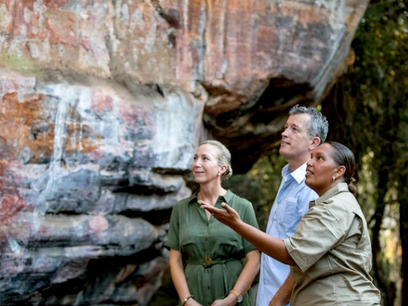Guide erklärt Aboriginal Rock Art im Kakadu Nationalpark in Australien
