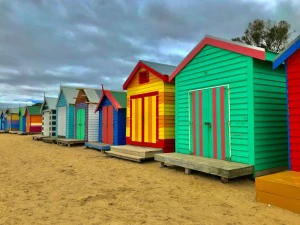 Bunt bemalte Kabinen am Strand von Brighton Beach in Melbourne