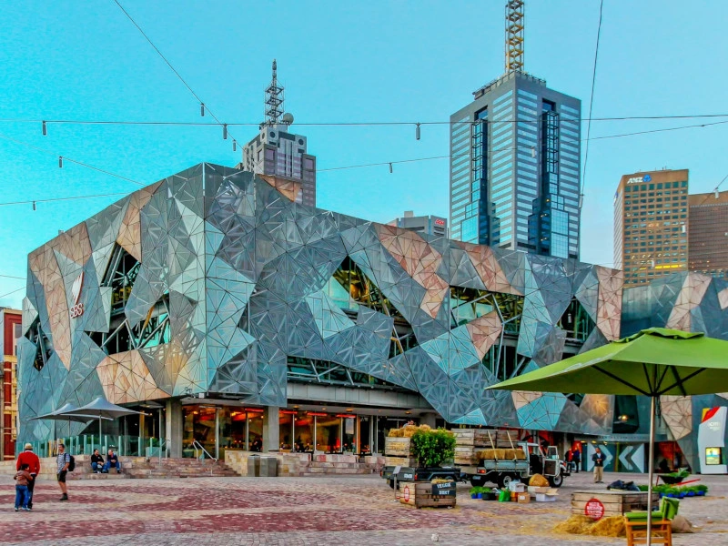 Der Federation Square in Melbourne bei Tag