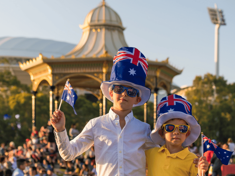 Kinder feiern den Australia Day mit Hüten und Sonnenbrillen