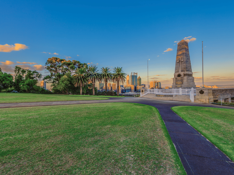 Denkmal im Kingspark von Perth mit Aussicht auf die Stadt