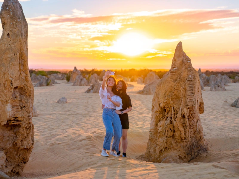 Paar in den Nadelfelsen der Pinnacles