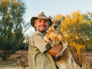 Känguru mit Tierpfleger