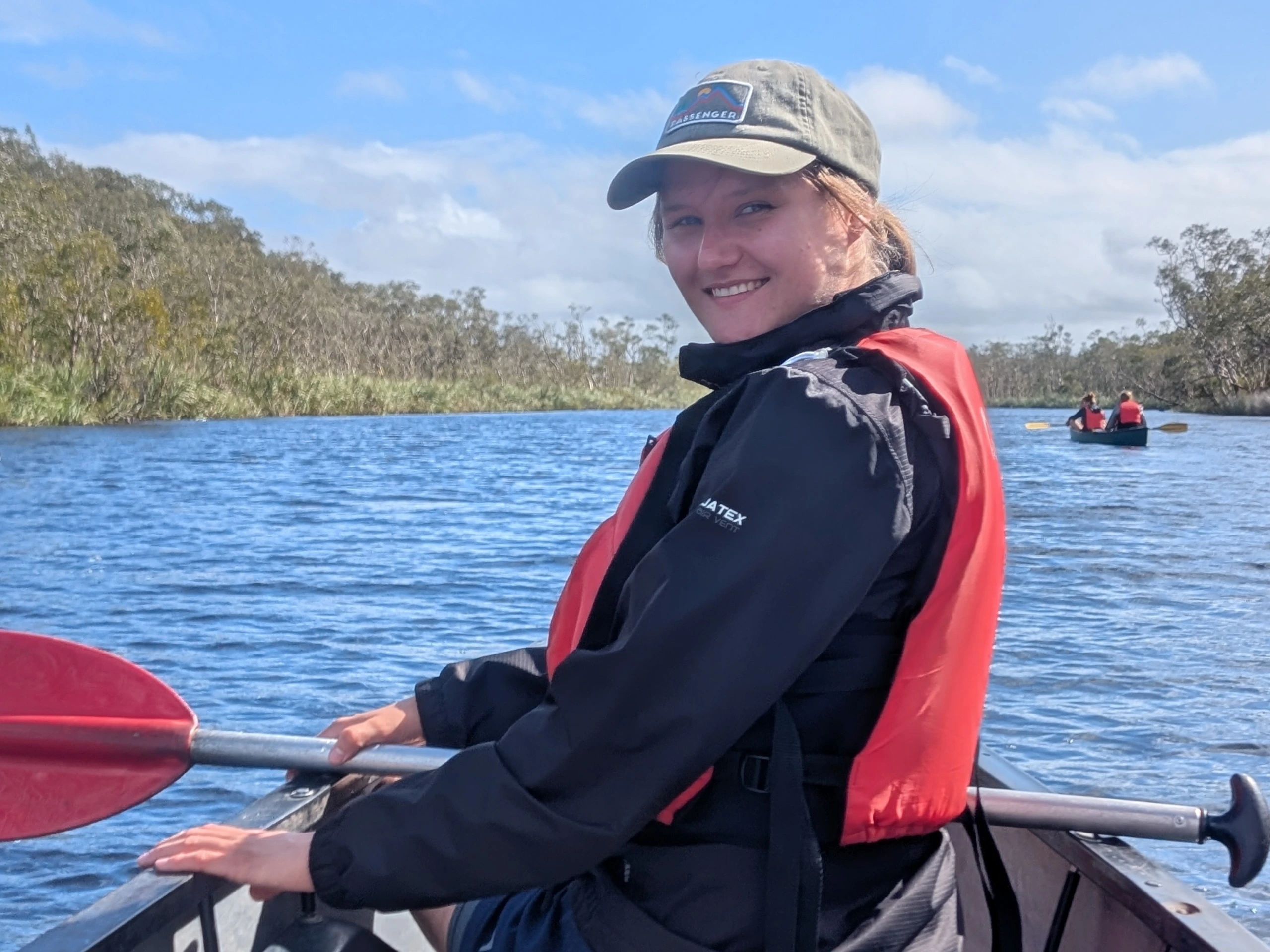 Reisespezialistin Izzy im Kanu durch die Noosa Everglades