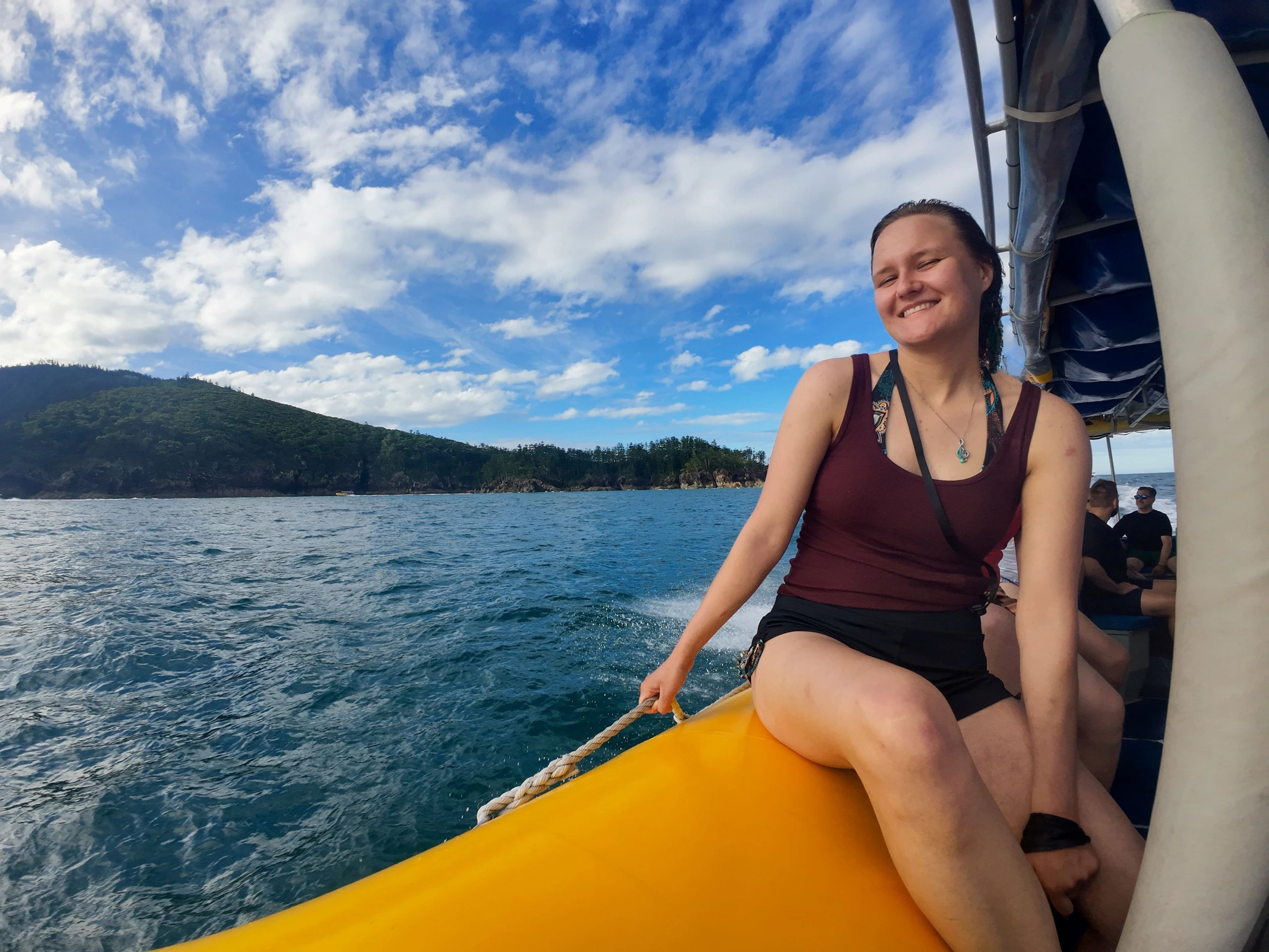 Unsere Reisespezialistin Isabelle unterwegs auf einem Boot durch die Whitsundays