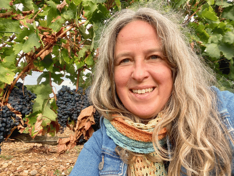 Frau vor Weinreben in Margaret River