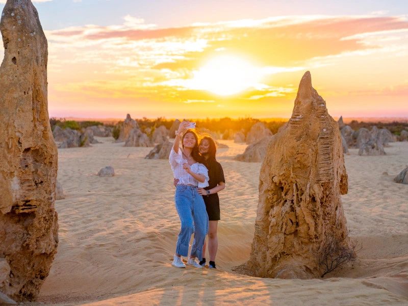 Zwei Frauen machen ein Selfie in Pinnacles