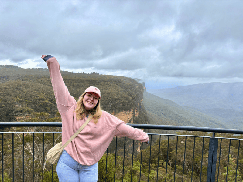 Frau vor Geländer auf Wanderung in den Blue Mountains in Australien