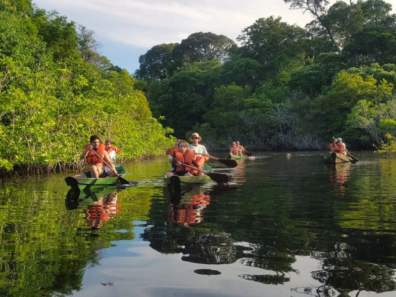 Mit dem Kanu auf dem Amazon in Brasilien