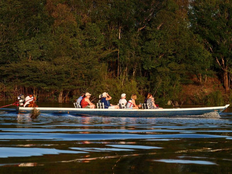 Mit dem Boot unterwegs zur Amazon Lodge