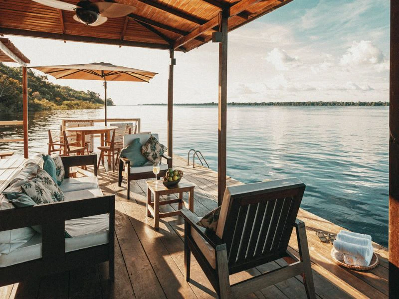 Floating Bar am Amazon River in Brasilien