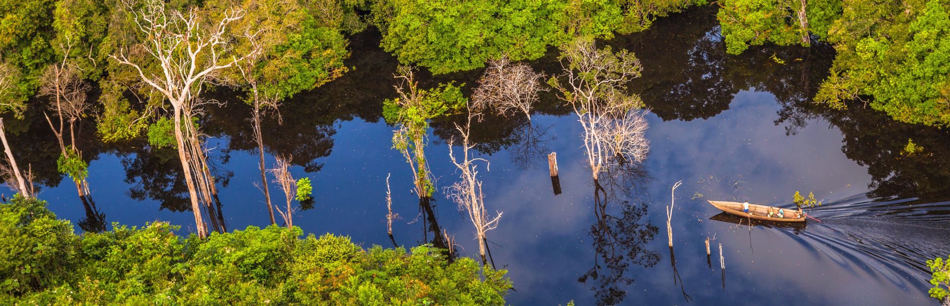 Boot aus dem Fluss im Amazonas, Brasilien
