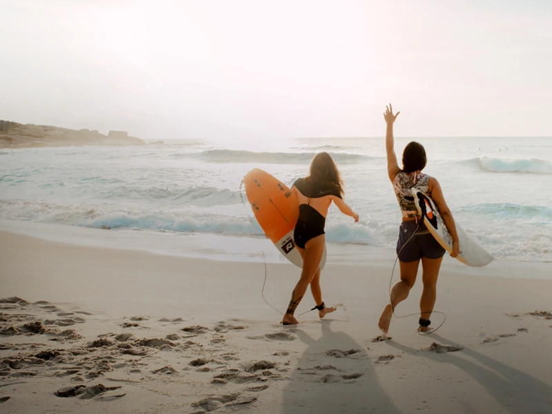 Zwei Surferinnen am Strand in Brasilien