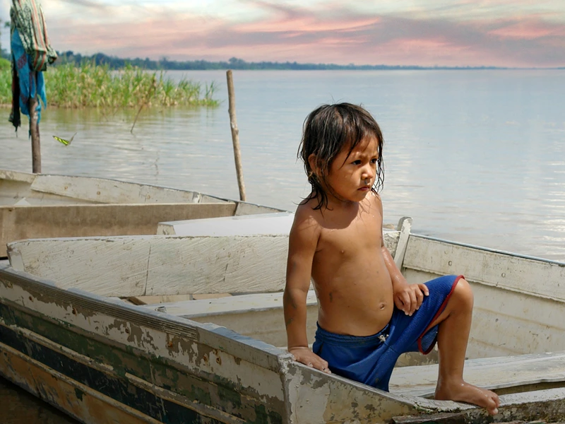 Kind im Boot auf einem Fluss in Brasilien