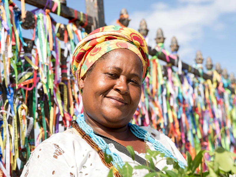Local mit einem bunten Turban in Brasilien