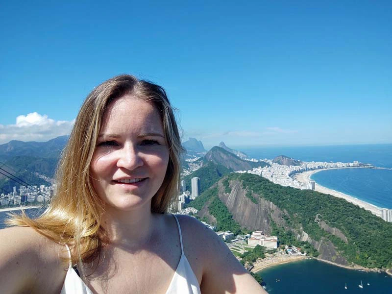 Reisespezialistin Lisa auf dem Berg vor Rio de Janeiro mit Ausblick auf die Copacabana in Brasilien