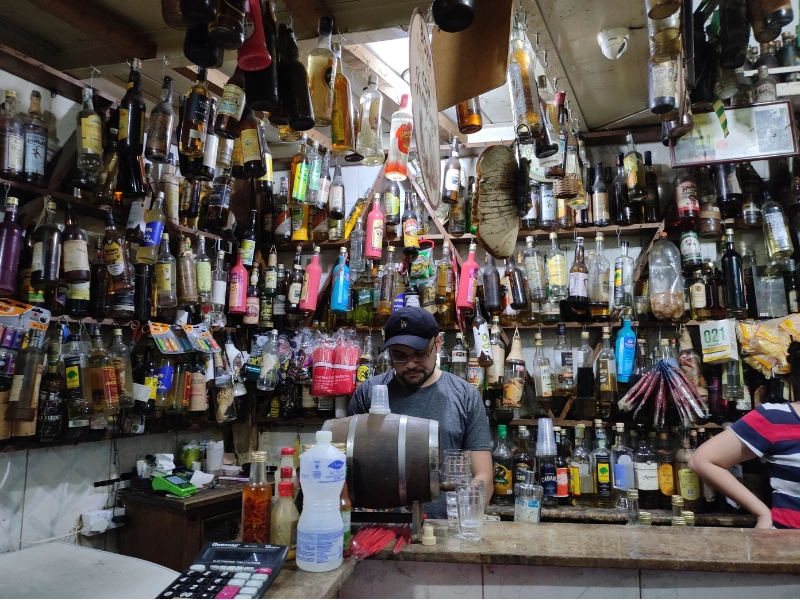 Bar in Brasilien mit hunderten Flaschen von verschiedenem Alkohol
