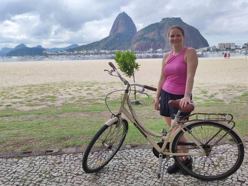 Reisende bei einer Fahrradtour in Rio de Janeiro an der Copacabana in Brasilien