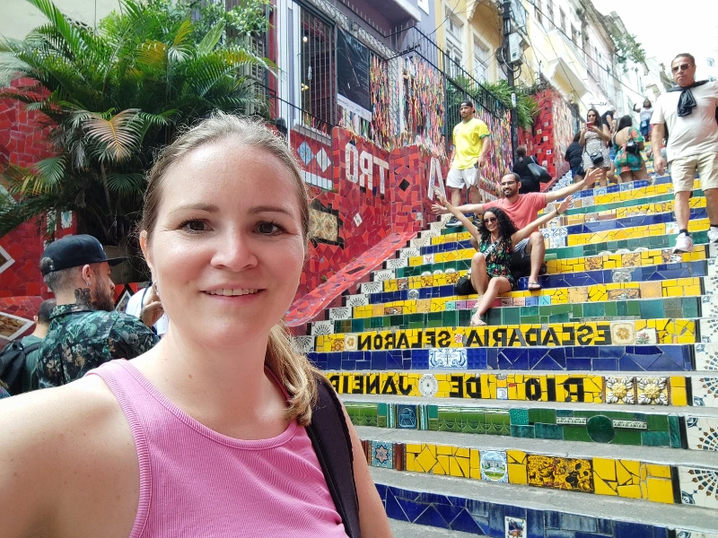 Reisespezialistin Lisa vor den bunten Treppen in Rio de Janeiro in Brasilien