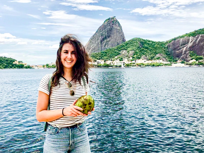 Frau in Rio de Janeiro mit Kokosnuss