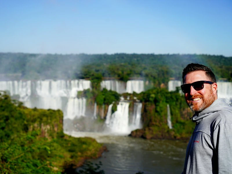 Mann vor Wasserfsellen in Foz do Iguazu in Brasilien