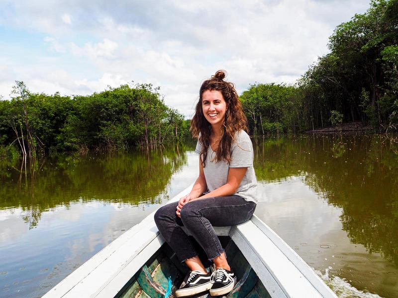 Frau auf Boot im Amazonas in Brasilien