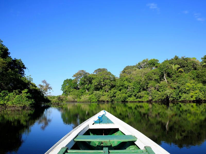 Mit dem Boot auf dem Amazonas in Brasilien