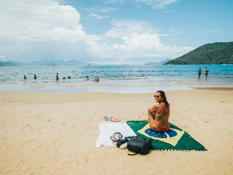 Frau am Strand auf Ilha Grande
