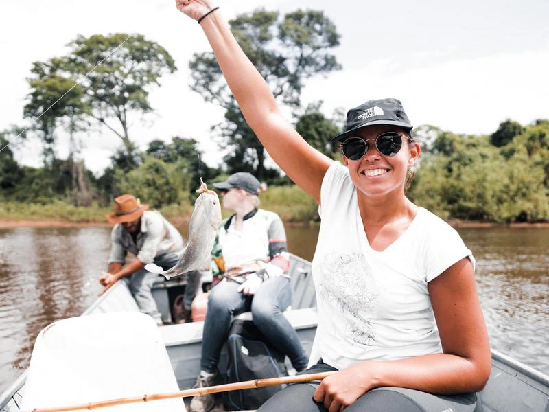 Frau beim fischen in Phantanal, Amazoneas, Brasilien