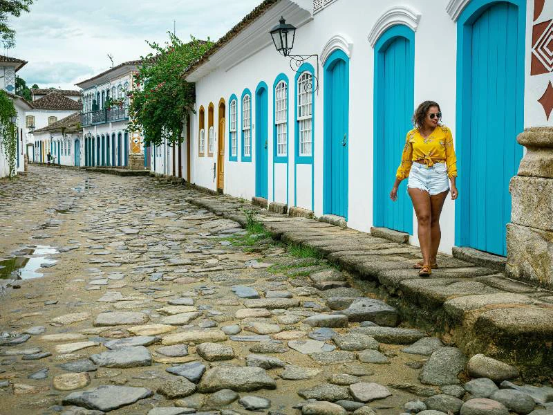 Frau am Straßenrand in Paraty in Brasilien