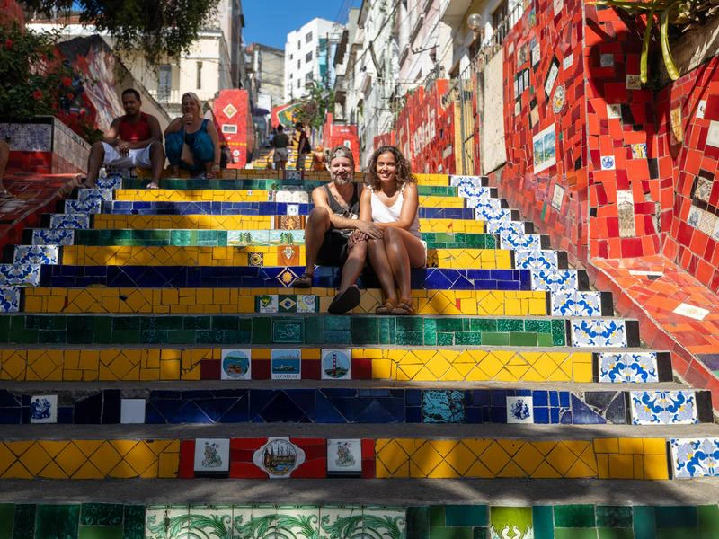 Zwei Reisende auf den berühmten bunten Treppen von Rio de Janeiro in Brasilien