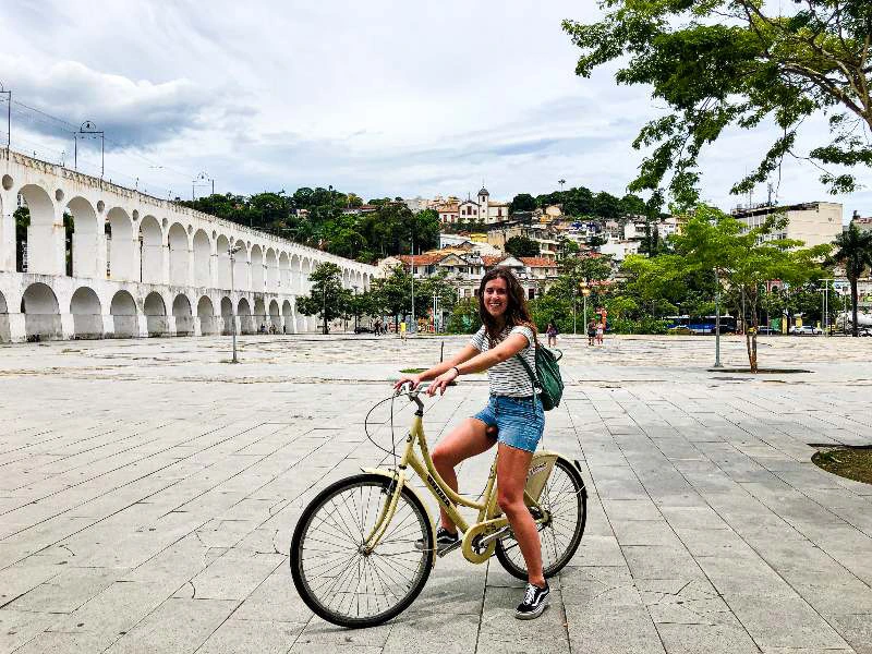 Fahrrad mit Frau in Lapa vor dem Aquädukt, Rio de Janiero
