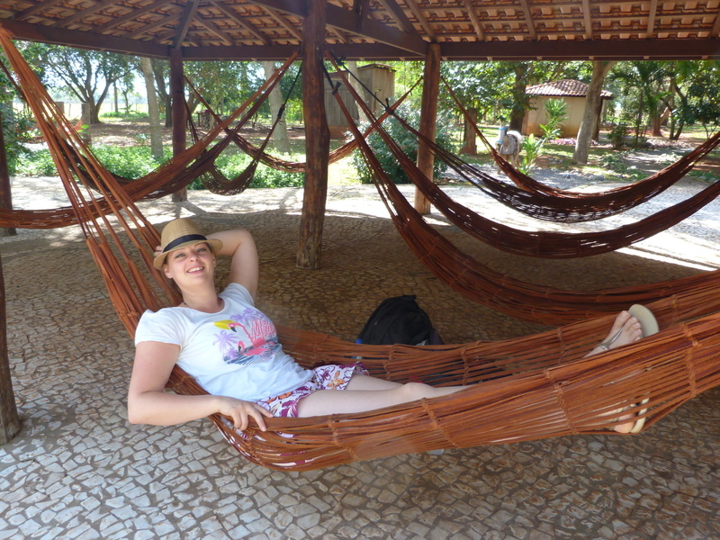 Frau in Hängematte im Pantanal bonito