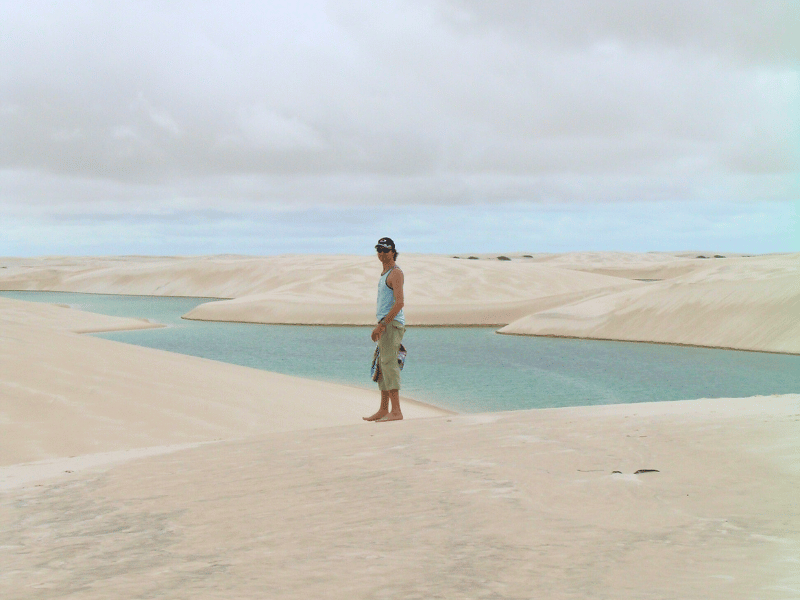Mann in Duenen in Lencois Maranhenses in Brasilien