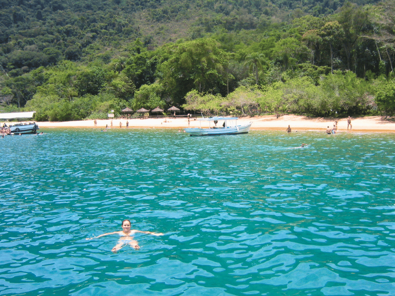 Schwimmen bei der Bootstour in Paraty in Brasilien