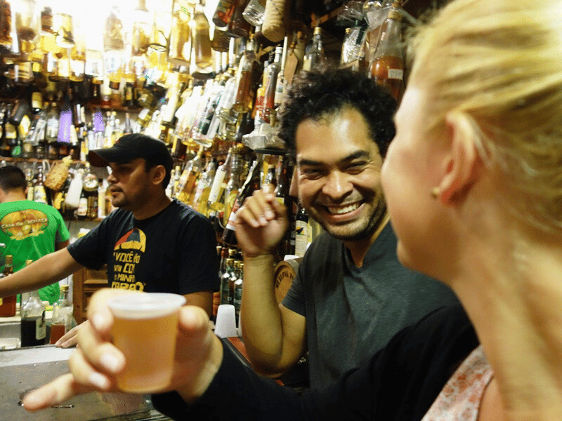 Leute in Bar in Rio in Brasilien